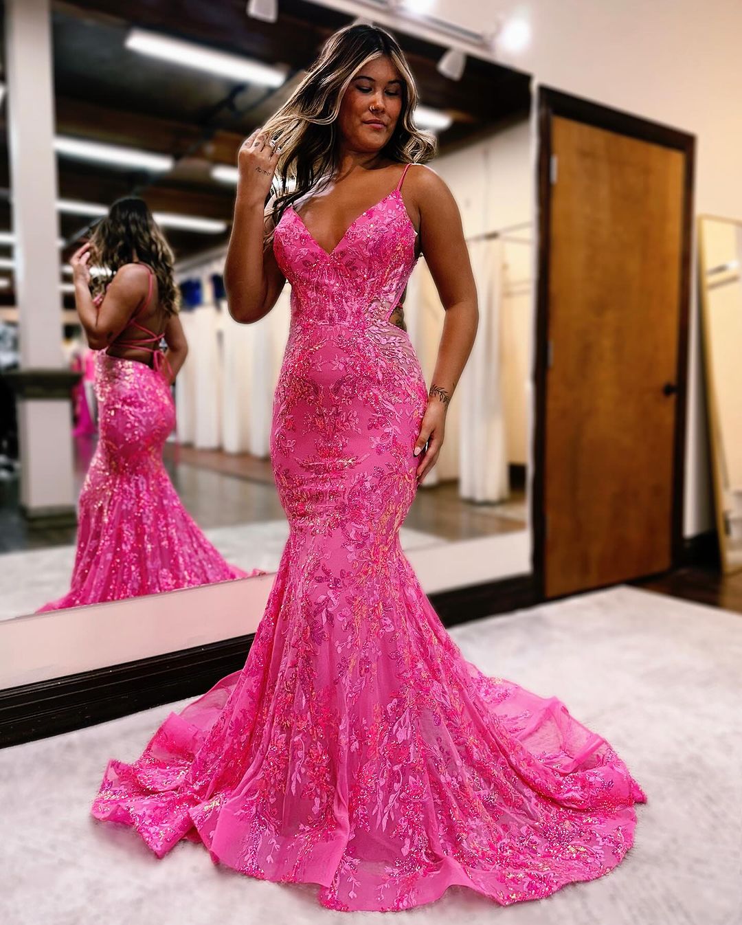 Ärmelloses, langes Meerjungfrauen-Ballkleid mit rosa Pailletten und rückenfreien Spaghettiträgern 