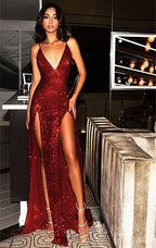 Langes rotes Ballkleid mit Pailletten, Spaghettiträgern, V-Ausschnitt und Schlitz