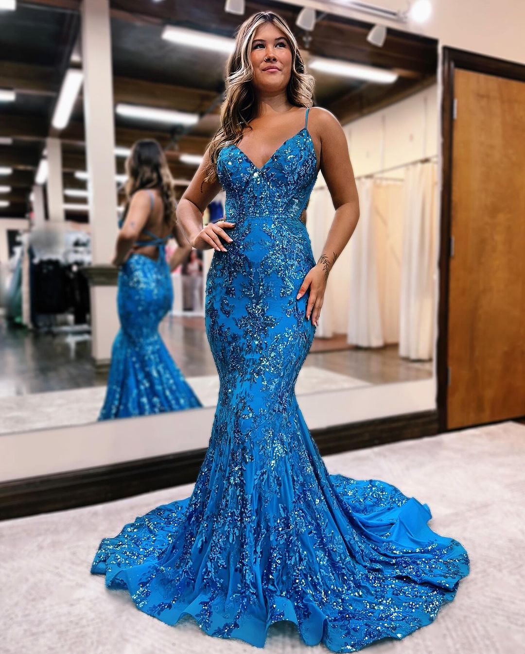 Blaues Ballkleid mit Pailletten und Applikationen, Meerjungfrau, ärmellos, Spaghettiträger 