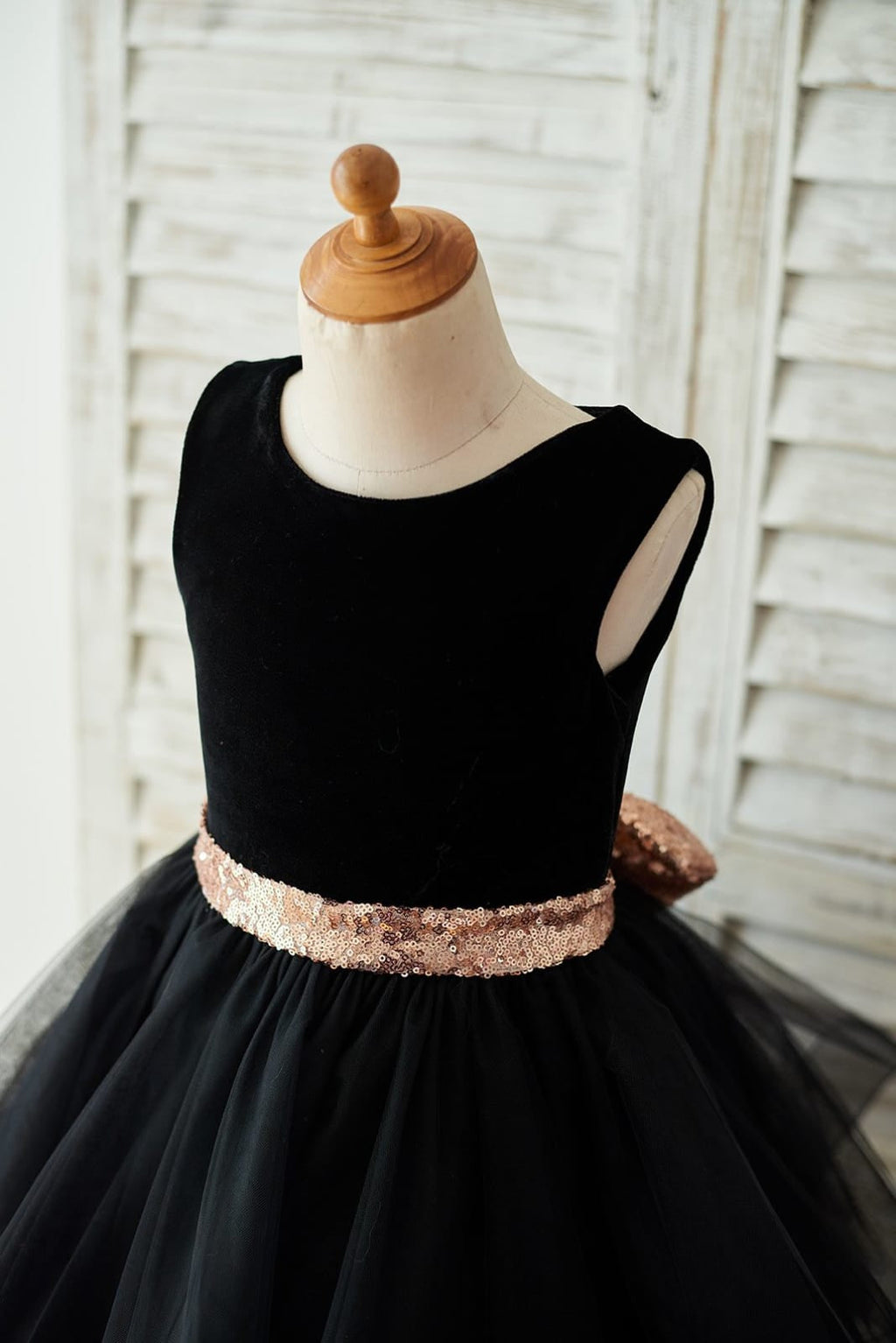 Vestido de terciopelo negro hasta la rodilla con lazo de lentejuelas en la espalda en forma de corazón