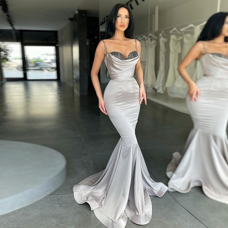 Paillettenbesetztes silbergraues Meerjungfrau-Ballkleid mit Spaghettiträgern