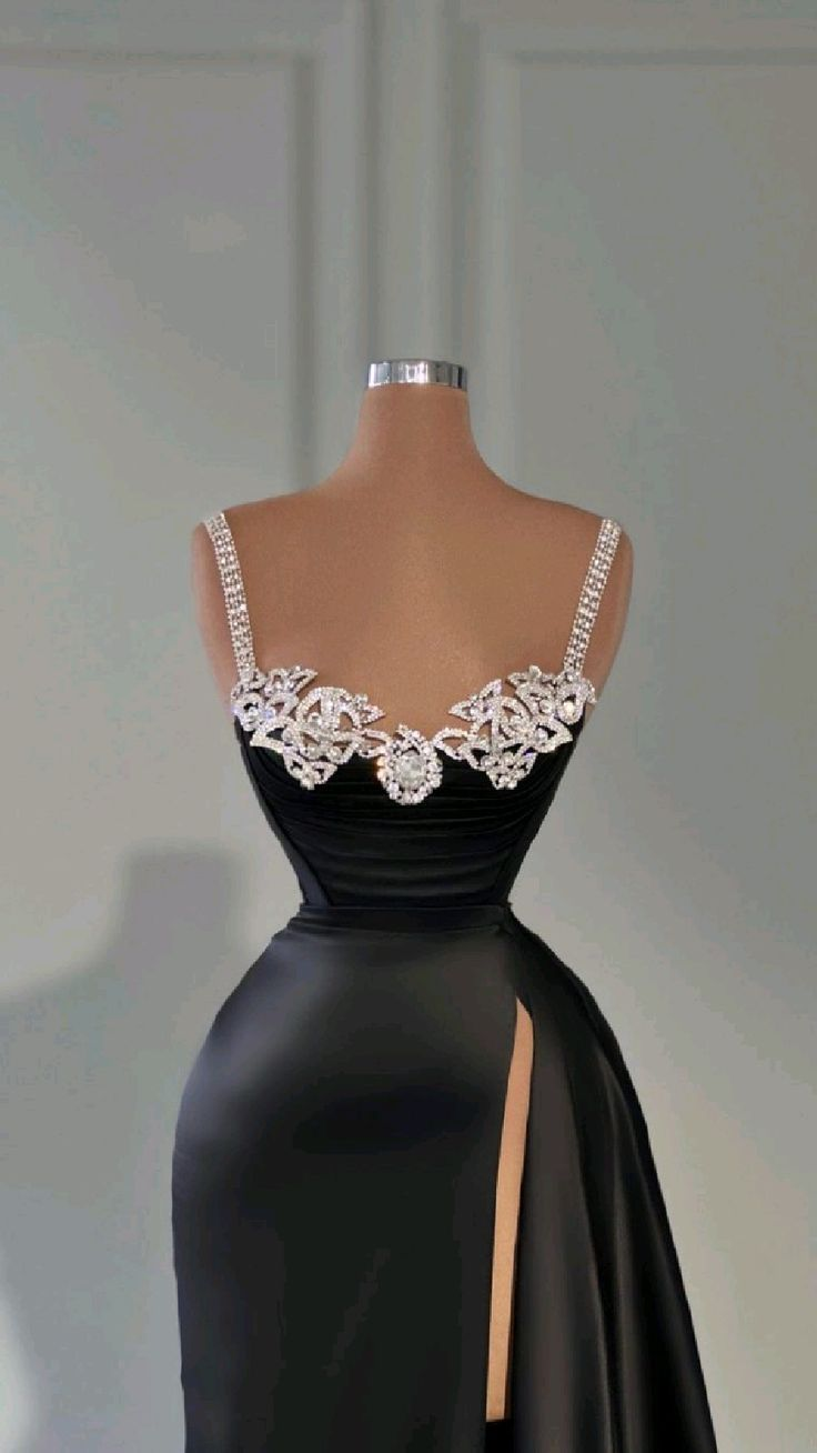 Attraktives schwarzes langes Abendkleid mit hohem Schlitz Y4356