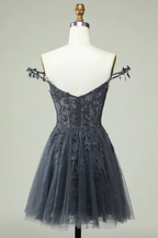 Vestido de fiesta gris corto con tirantes finos, corte A y apliques Y2397