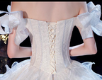 Vestido de novia romántico blanco con hombros descubiertos y cola larga Y6878