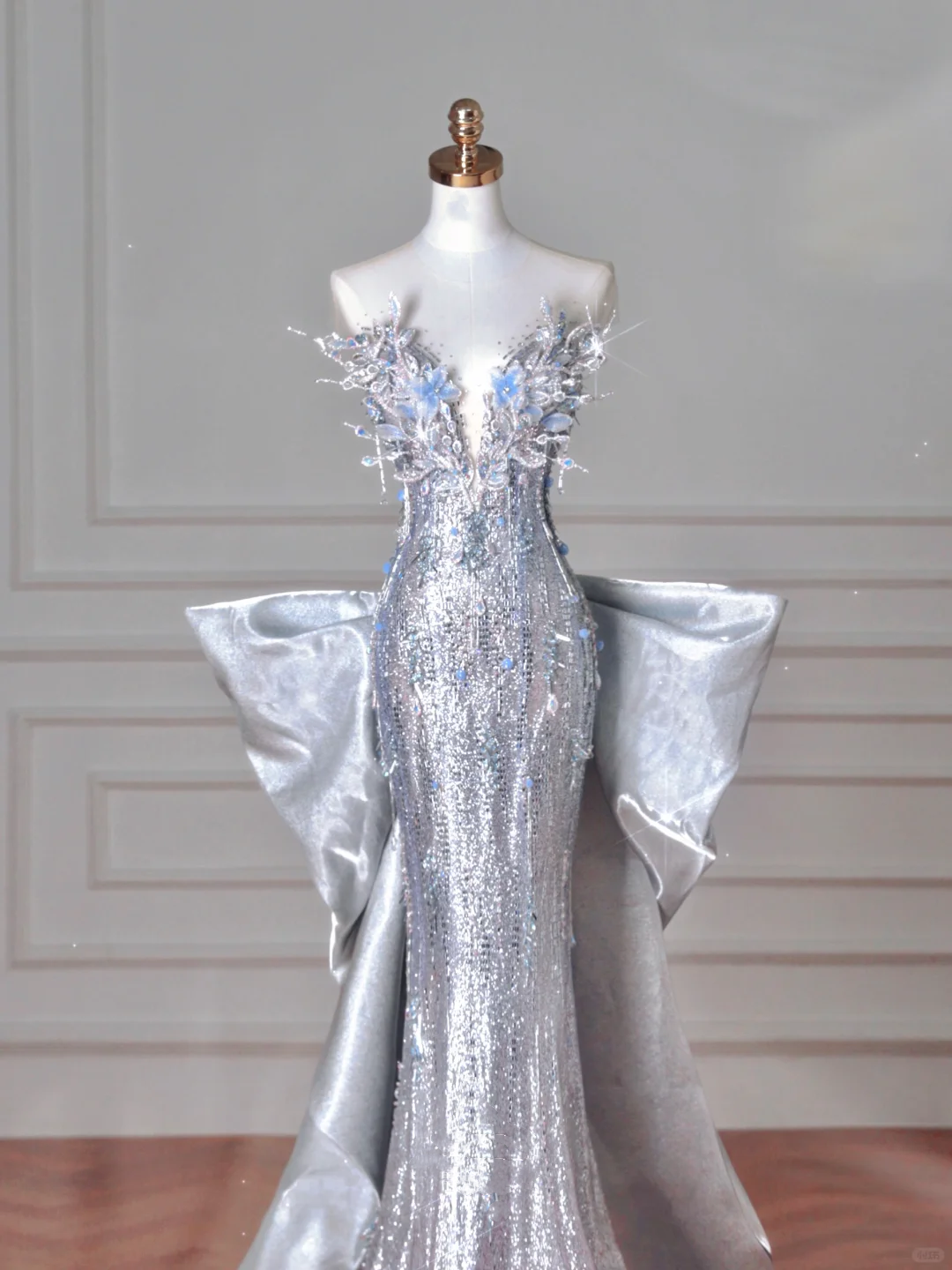 Luxus Silber Pailletten 3D Perlen Meerjungfrau Abendkleid Langes Ballkleid mit Schleife Y8640