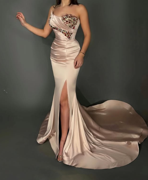 Hermoso vestido de noche largo de sirena con abertura y cuentas de satén sin tirantes Y8533