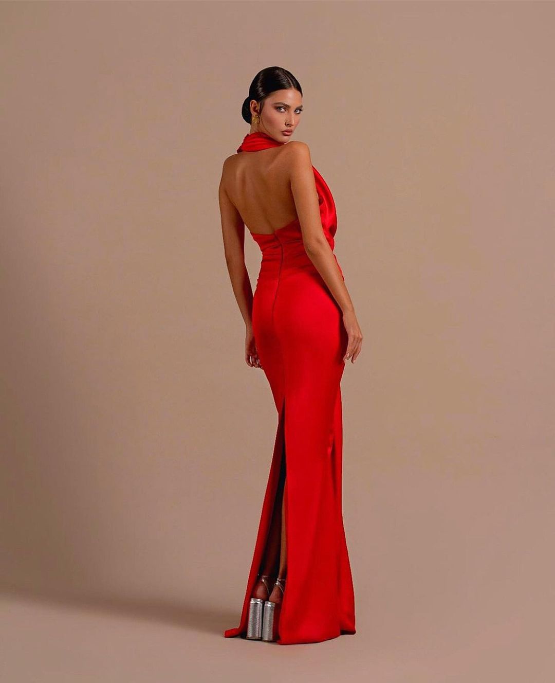 Vestido de fiesta de sirena con cuello halter sin mangas y espalda abierta atrevida
