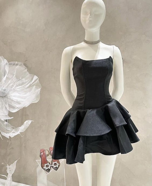 Trägerloses schwarzes kurzes Homecoming-Kleid, schwarzes Partykleid Y2025