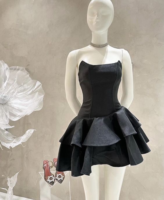 Trägerloses schwarzes kurzes Homecoming-Kleid, schwarzes Partykleid Y2025