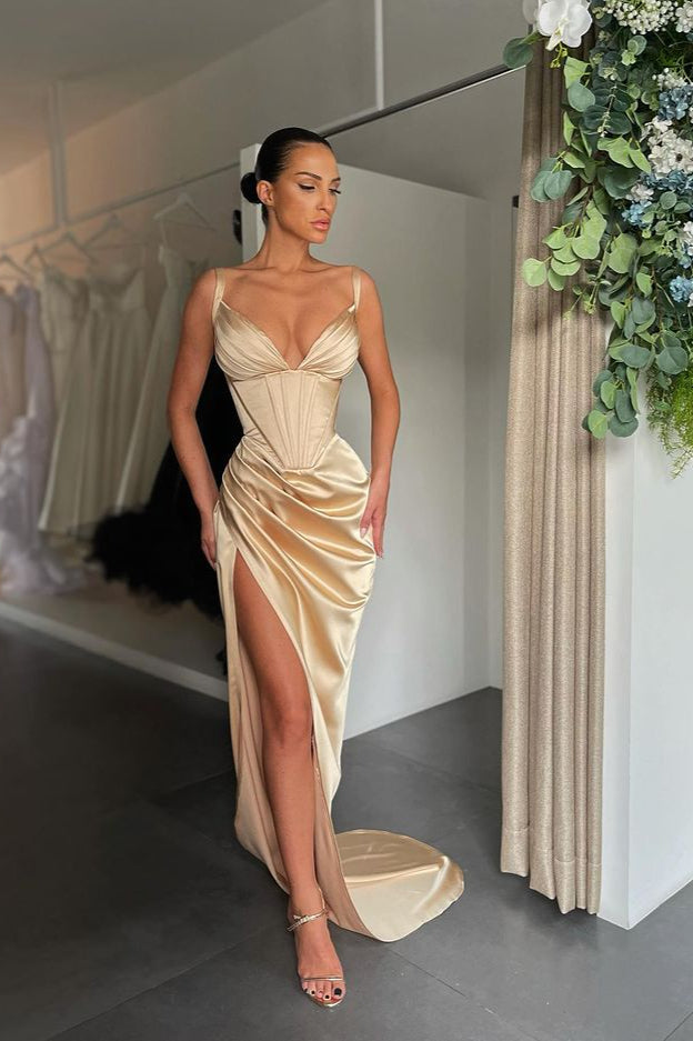 Ärmelloses Ballkleid mit Spaghettiträgern und V-Ausschnitt und Schlitz