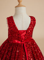 Deslumbrante vestido de princesa con lentejuelas rojas, escote en V y cola de corte para niñas