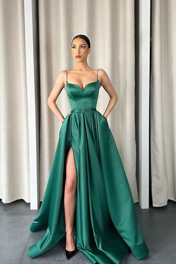 Vestido de fiesta largo de satén con tirantes finos, escote en V, abertura frontal y bolsillos.