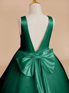 Klassisches weißes ärmelloses A-Linien-Blumenmädchenkleid aus Satin und Tüll 