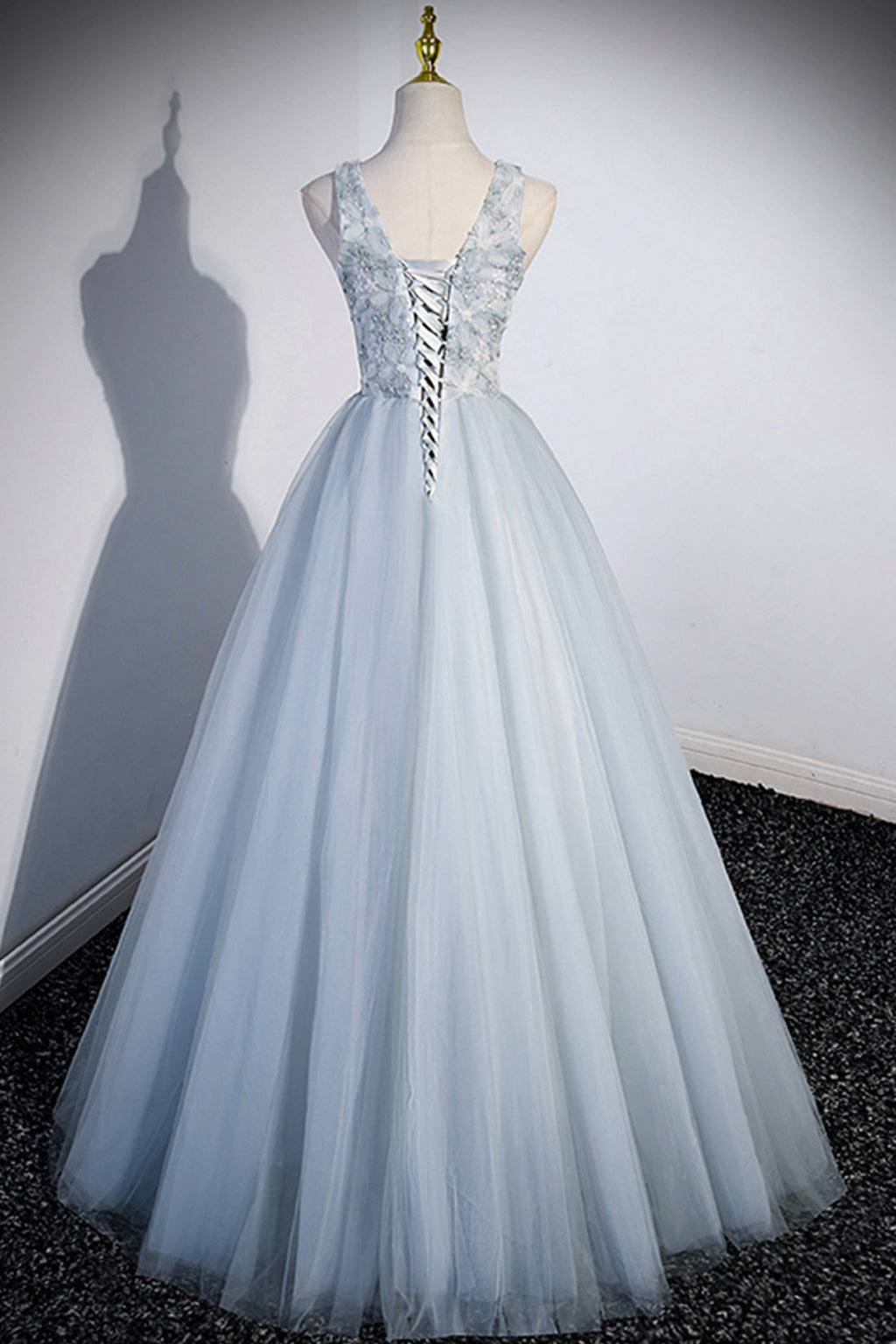 Angélica | Precioso vestido de fiesta largo de tul con escote en V, vestido de noche gris.