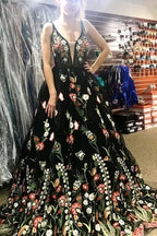 Harlee | Precioso vestido de fiesta negro con bordado floral