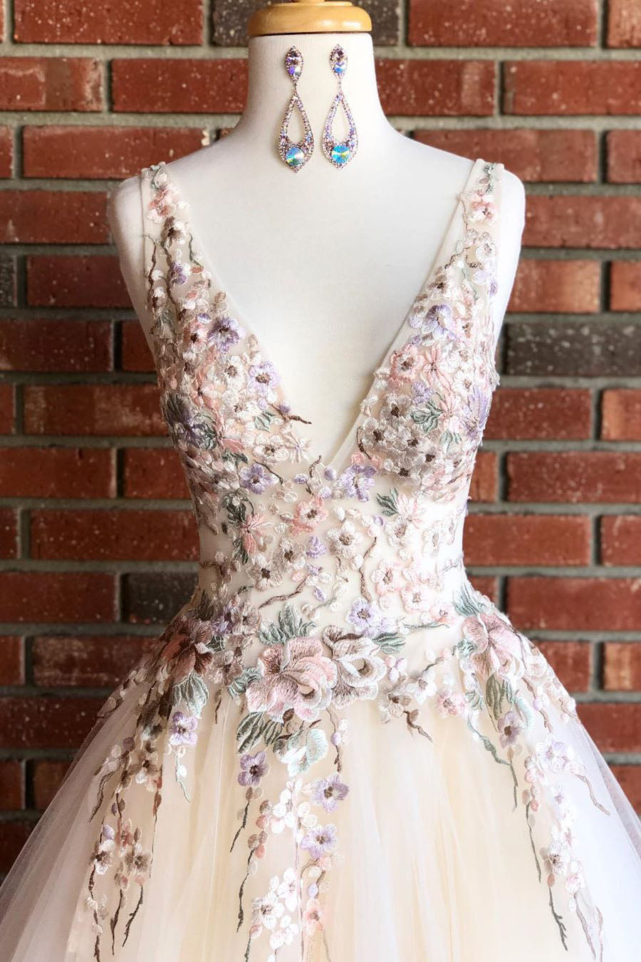 Beatrix | Elegante vestido de fiesta largo color marfil con escote en V y bordado floral