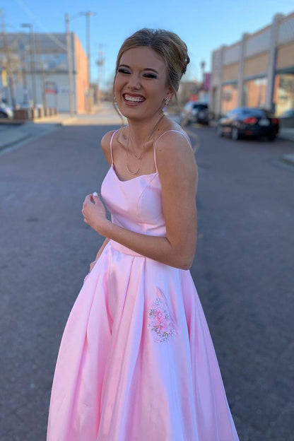 Elegantes, langes Ballkleid in A-Linie mit Trägern und Perlentaschen in Rosa