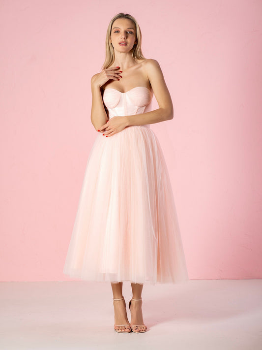 Trägerloses, bauschiges Midi-Tüllkleid