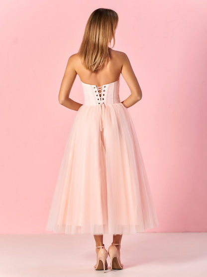 Trägerloses, bauschiges Midi-Tüllkleid