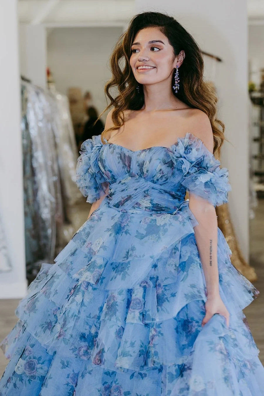 Sigourney | Langes Ballkleid in A-Linie mit Blumenmuster und Rüschen