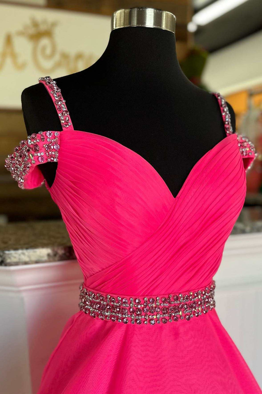 Vestido de fiesta de corte A con hombros descubiertos y cuentas en rosa intenso