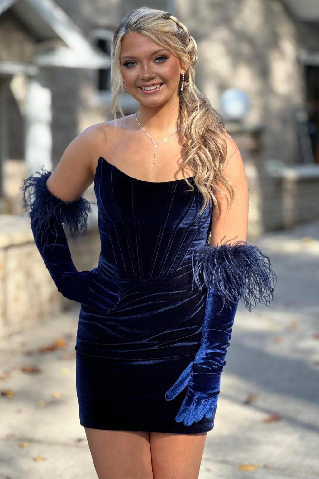 Virginia | Weinrotes, trägerloses, figurbetontes, kurzes Homecoming-Kleid aus Samt