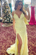 Kalista | Elegante vestido de fiesta largo amarillo claro con escote en V y apliques de encaje
