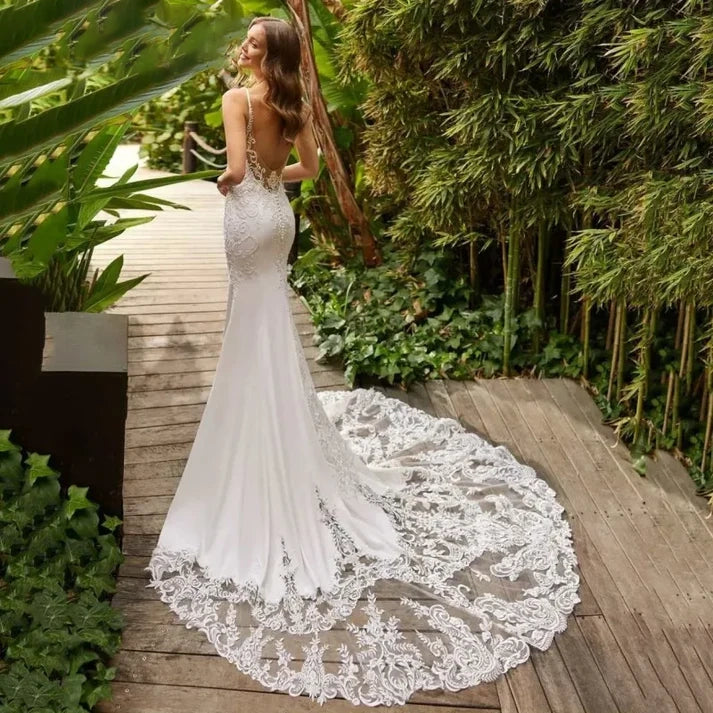 Elegante vestido de novia de sirena, blanco, escote en V, encaje, espalda abierta, tirantes finos, cola larga 