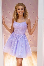 Vestido de fiesta corto azul con tirantes y apliques de encaje PD424