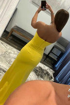 Vestido formal largo amarillo sin tirantes con abertura