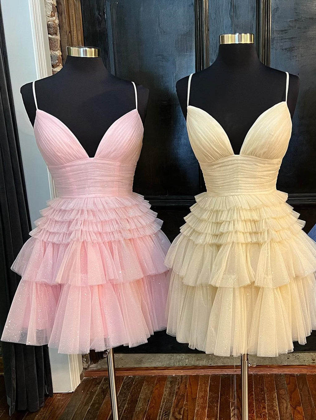 Layla | Kurzes A-Linien-Heimkehrkleid mit tiefem V-Ausschnitt und Stufen