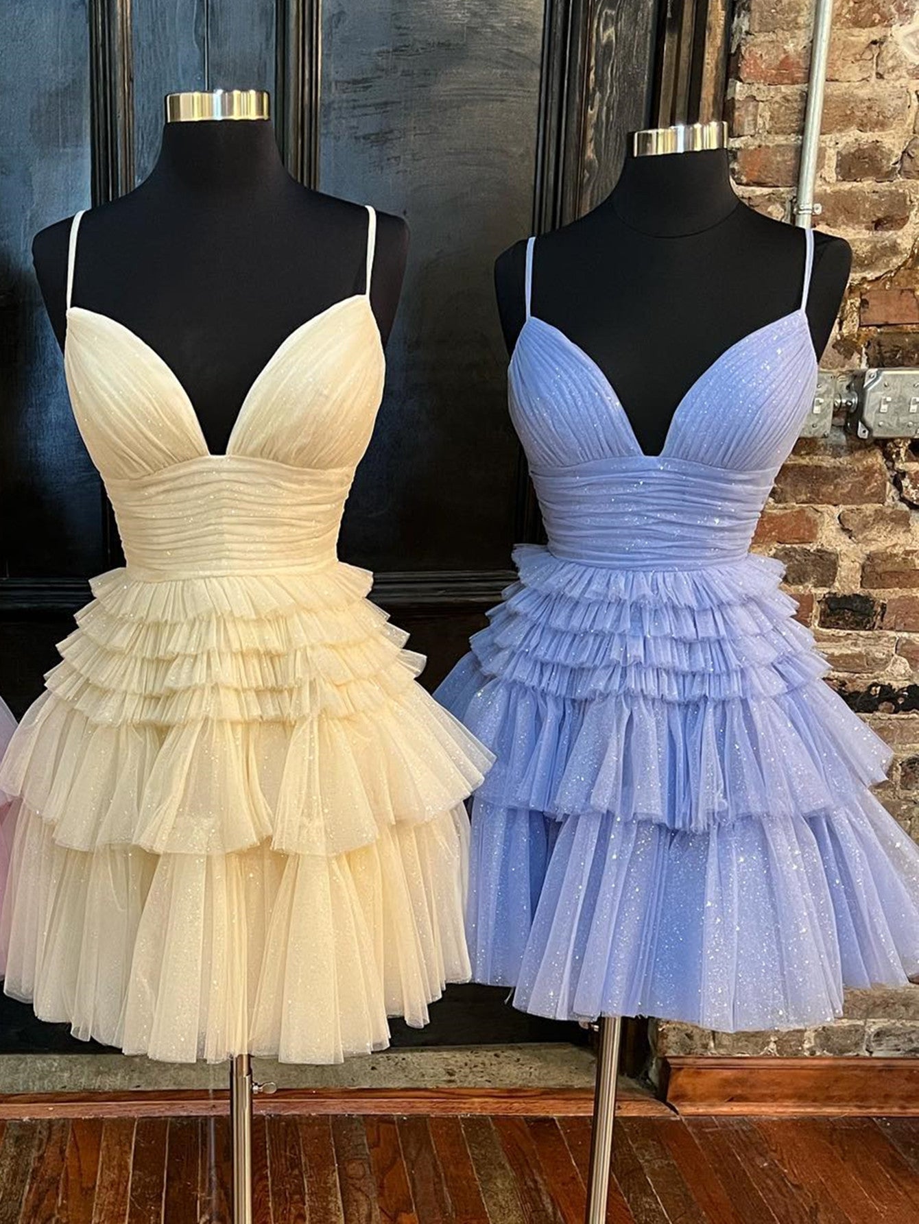 Layla | Vestido de fiesta corto con escote en V profundo y capas, corte A