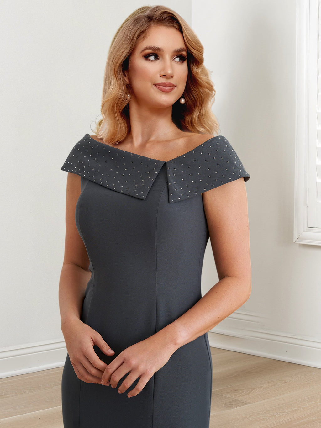 Vestidos para madre de la novia con escote joya, corte tubo/columna y largo hasta el suelo
