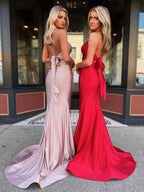 Vestido de fiesta largo de satén rojo con escote en V y corte sirena ajustado con pajarita
