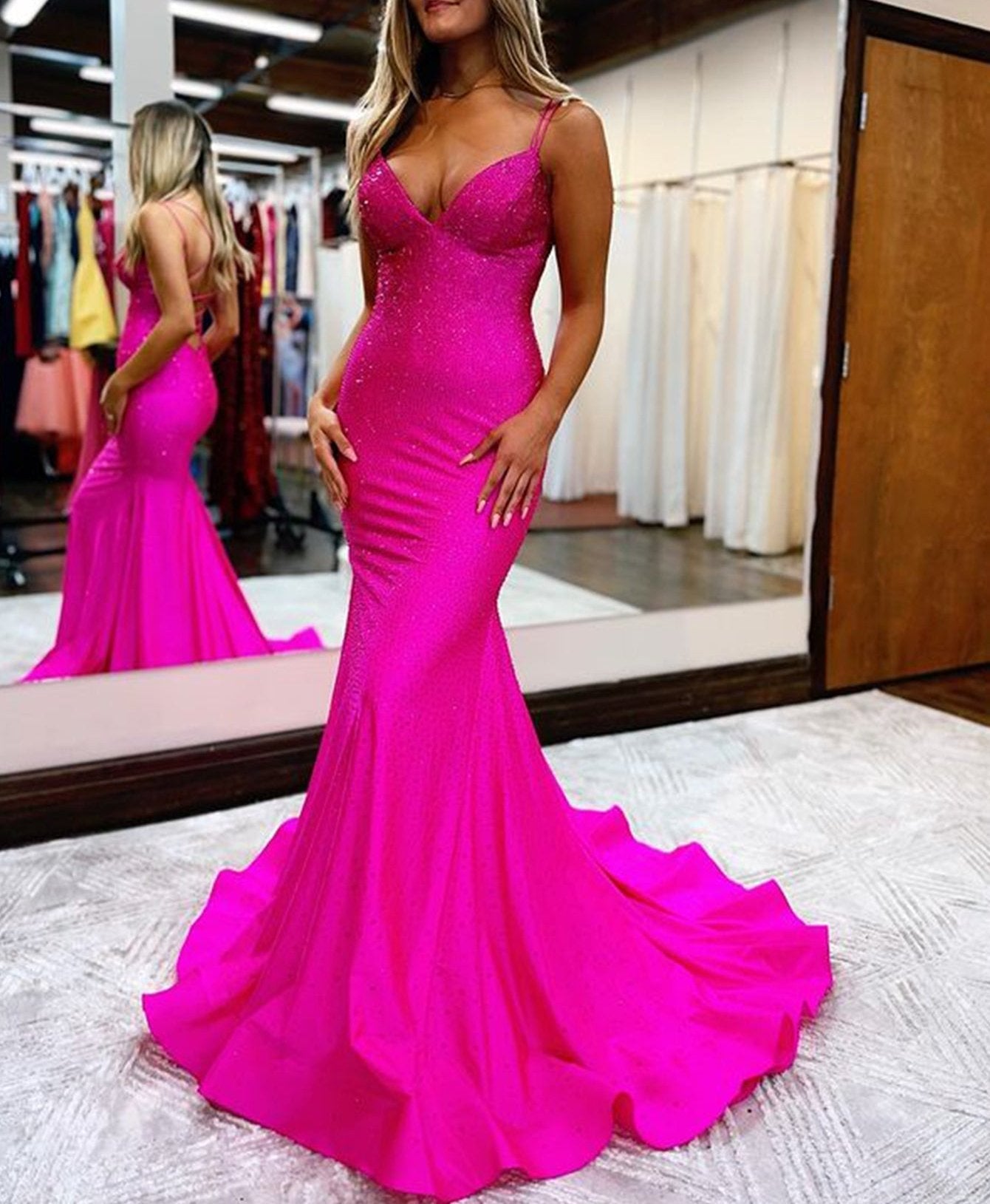 Lilly | Vestido de fiesta largo de satén con cuentas y escote en V de sirena brillante