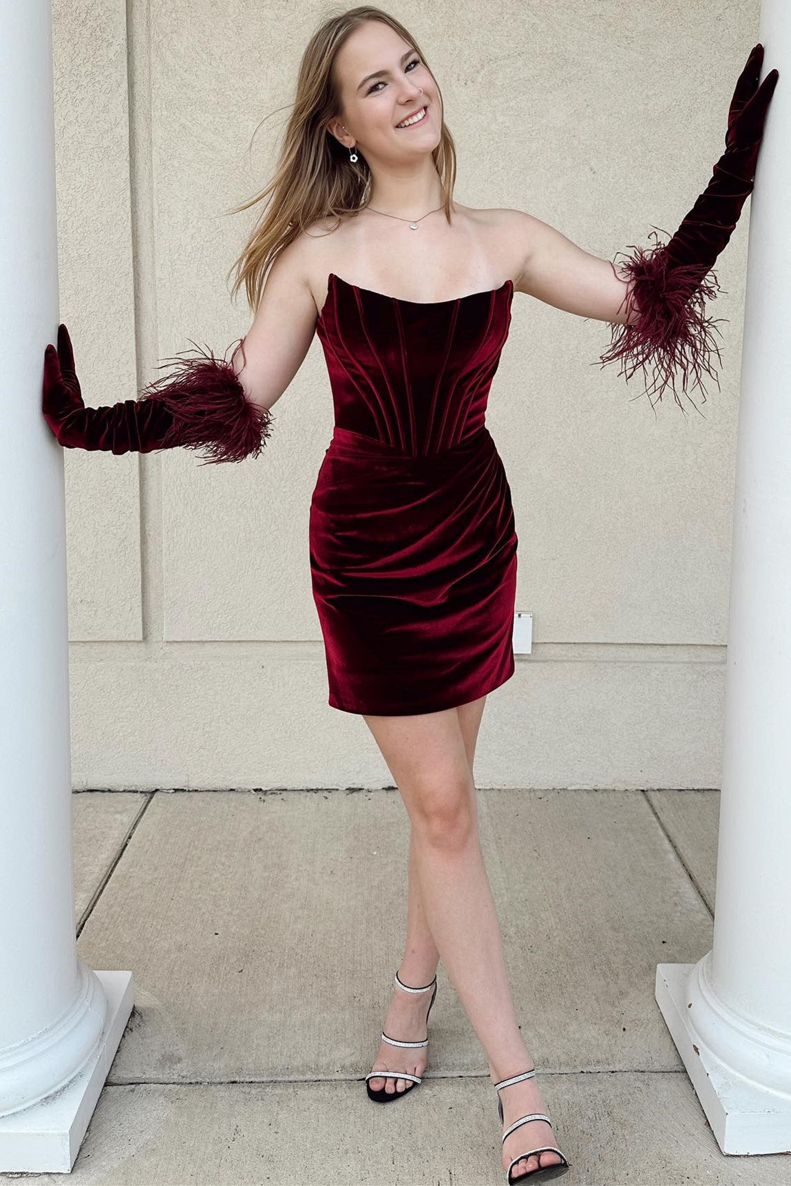 Virginia | Weinrotes, trägerloses, figurbetontes, kurzes Homecoming-Kleid aus Samt