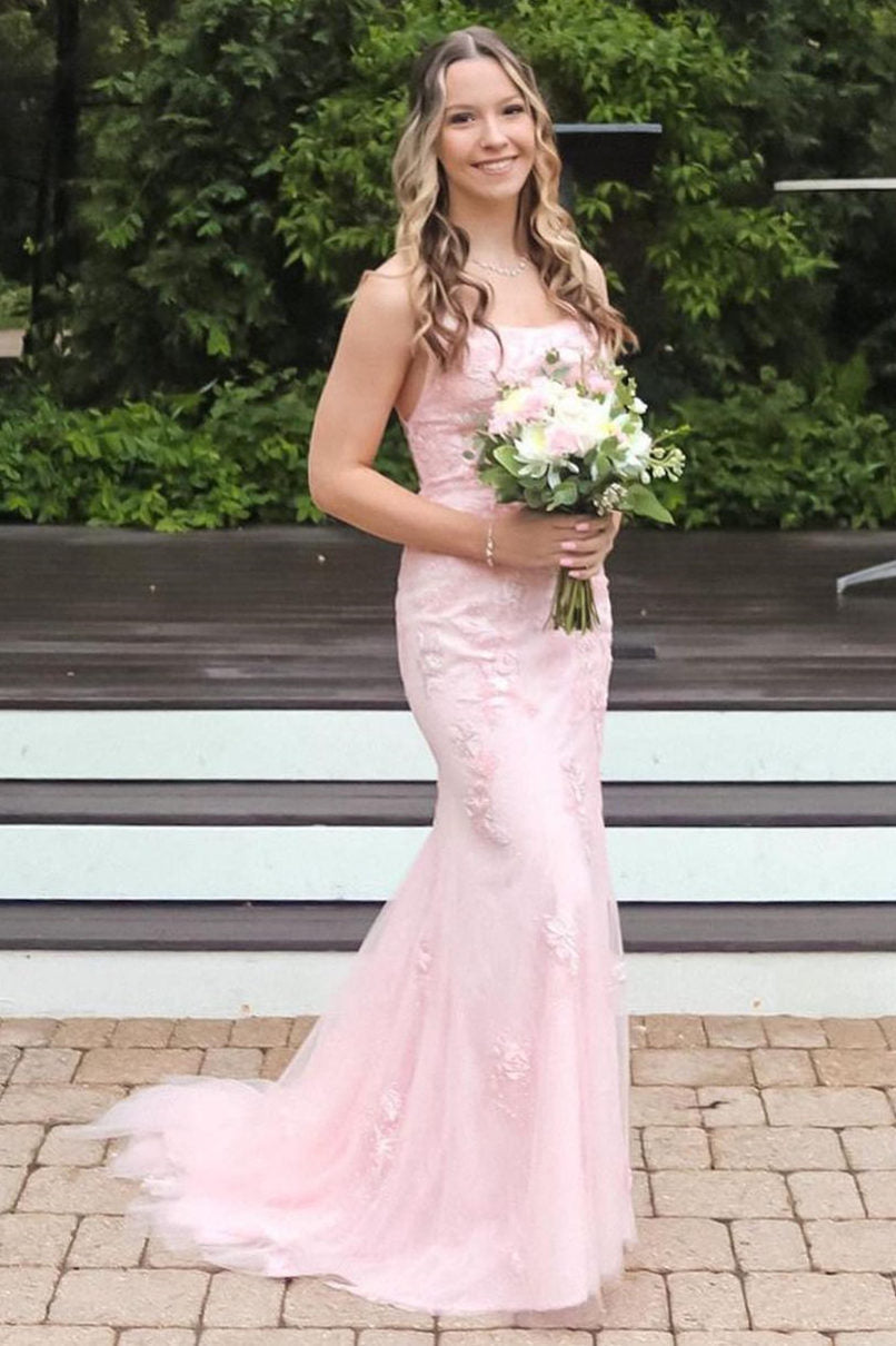 Vestido de fiesta largo de sirena con tirantes rosas y apliques