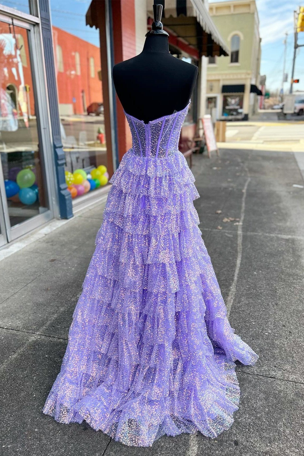 Eleanor | Langes Ballkleid mit Stufen, Korsett und Rüschen aus Glitzertüll und Schlitz