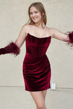 Virginia | Weinrotes, trägerloses, figurbetontes, kurzes Homecoming-Kleid aus Samt