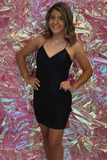 Kurzes schwarzes Homecoming-Kleid mit V-Ausschnitt und Spaghettiträgern