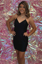 Kurzes schwarzes Homecoming-Kleid mit V-Ausschnitt und Spaghettiträgern