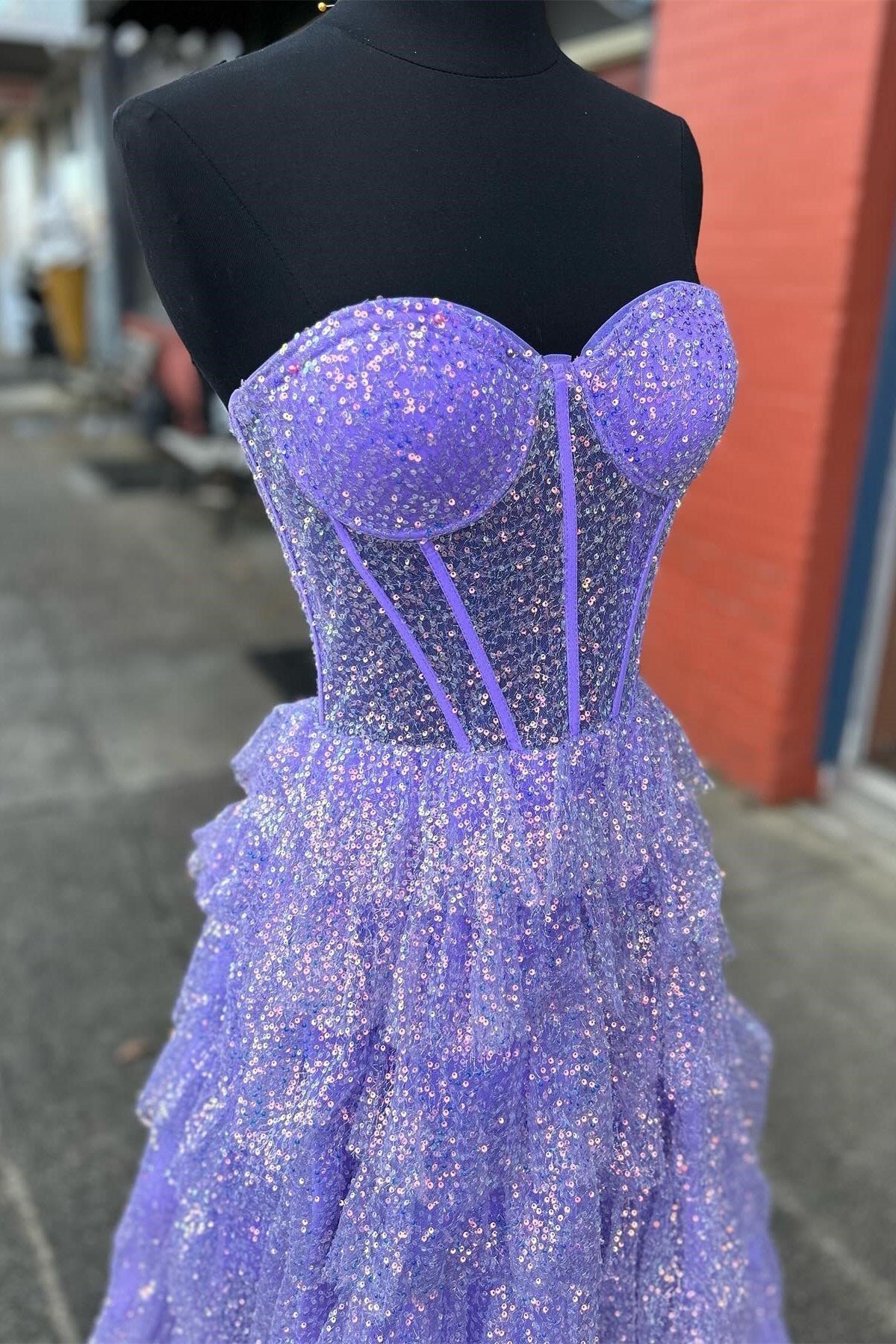 Eleanor | Langes Ballkleid mit Stufen, Korsett und Rüschen aus Glitzertüll und Schlitz