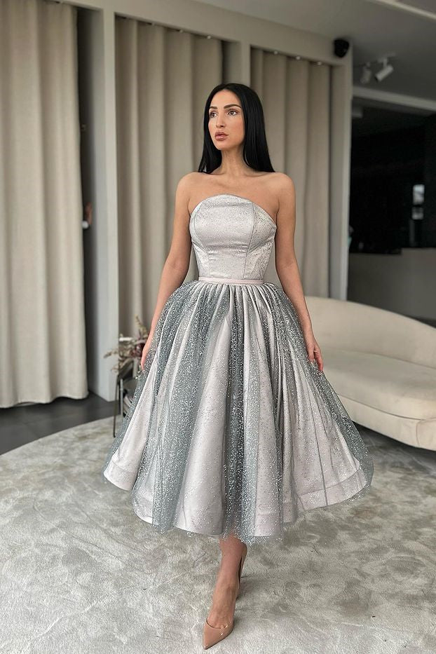 Trägerloses silbernes kurzes A-Linien-Ballkleid mit Rüschen, Pailletten und Tüll