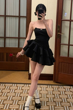 Vestido de fiesta corto elegante de satén negro sin tirantes, con capas, para regreso a casa y graduación Y7622