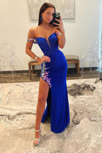 Vestidos de fiesta largos con apliques y cuentas en azul real con hombros descubiertos