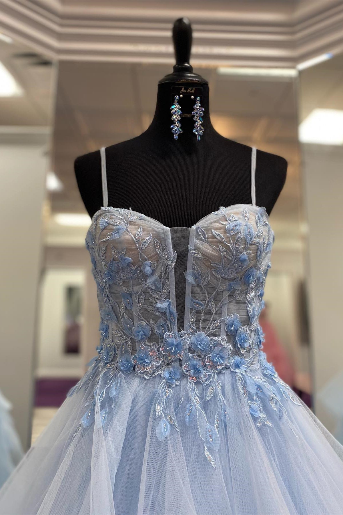 Kanal | Hellblaues A-Linien-Ballkleid mit Trägern und Blumenmuster