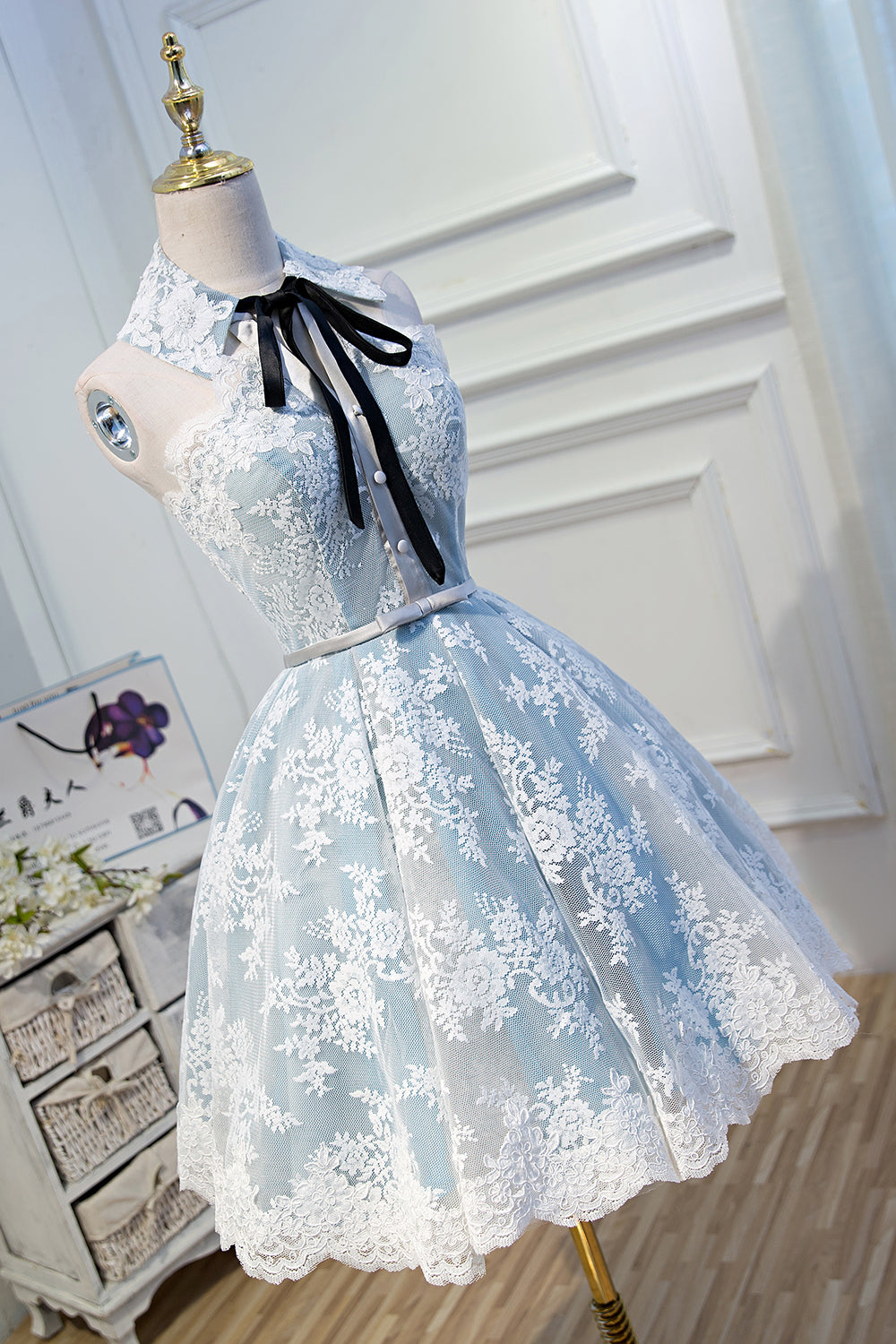 Lindos vestidos de fiesta con cuello halter y apliques de encaje