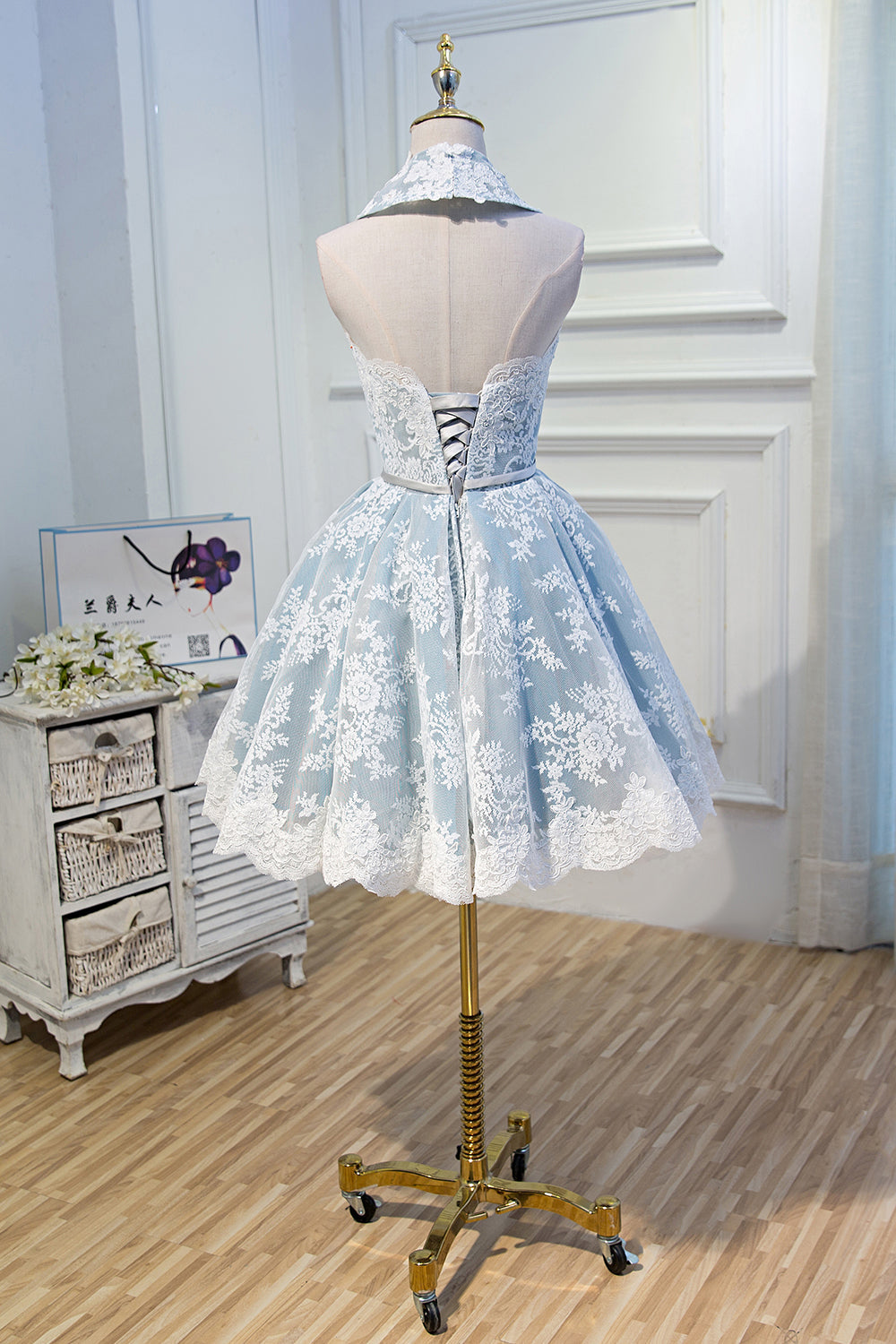 Lindos vestidos de fiesta con cuello halter y apliques de encaje