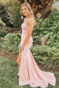Elegantes trägerloses rosa Spitzen-Ballkleid mit Seitenschlitz