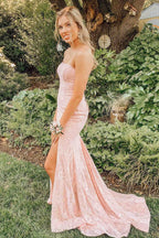Elegantes trägerloses rosa Spitzen-Ballkleid mit Seitenschlitz